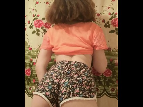 ❤️ Seksikäs nuori beibi riisuu shortsinsa kameran edessä ❤ Porno at us ️❤