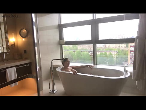 ❤️ Valtava babe runkkaa intohimoisesti pilluaan kylpyhuoneessa ❤ Porno at us ️❤