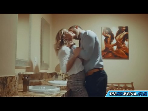 ❤️ Kun povekas blondi viettelee sinut julkisessa vessassa ❤ Porno at us ️❤